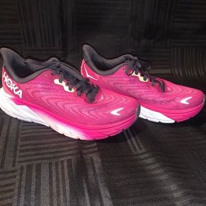 Hoka Arahi 6 Women’s Festival Fuchsia size 7B